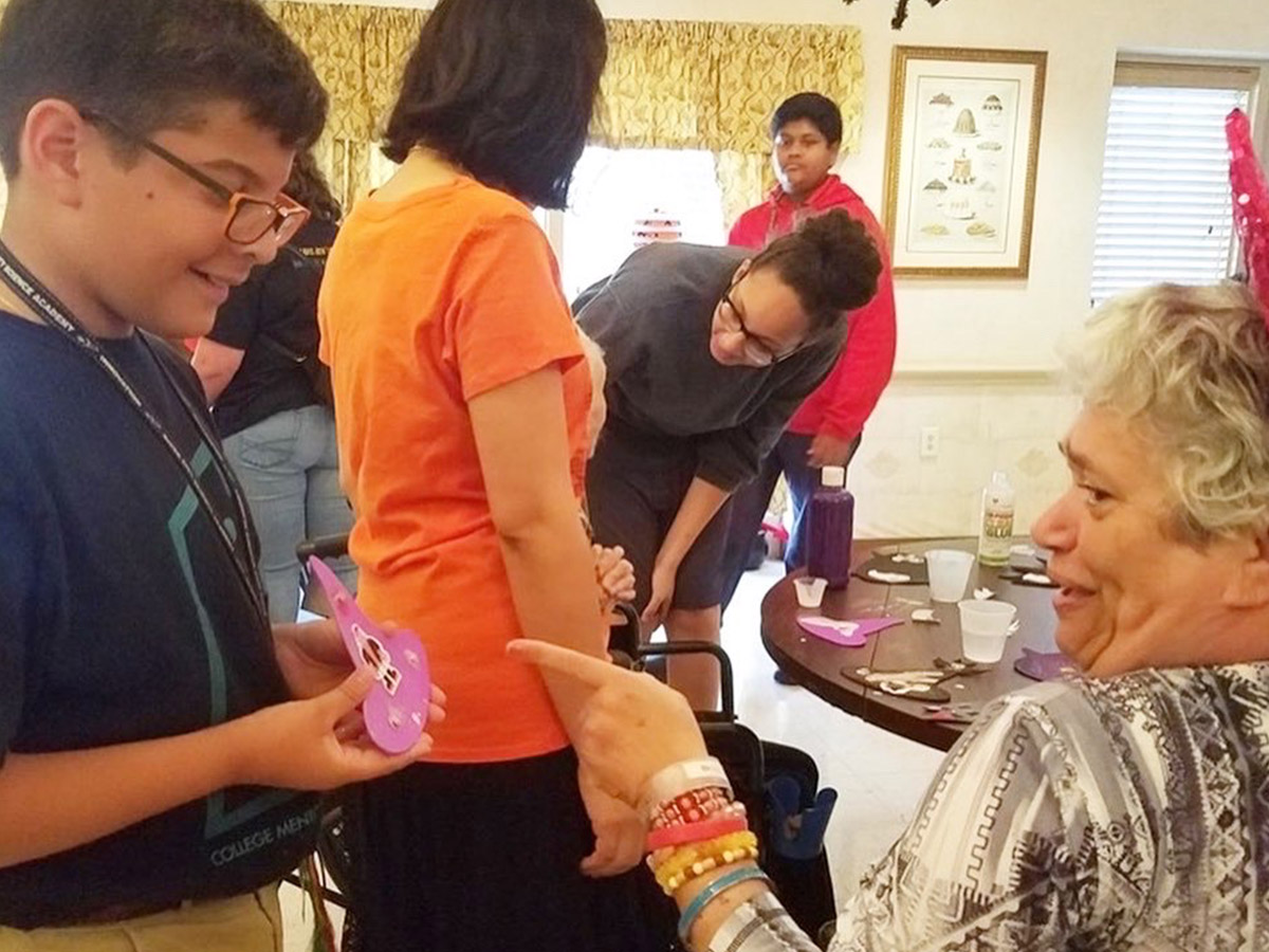 volunteering-at-nursing-home